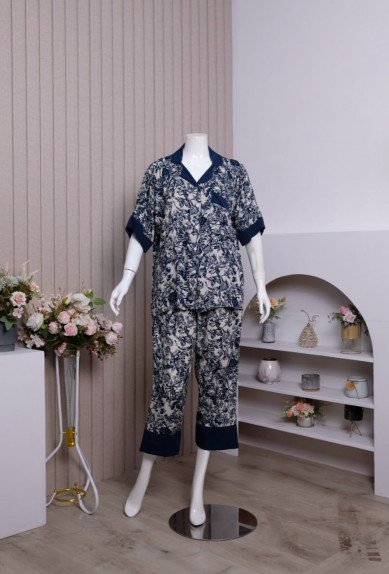 Zoraya Zareen Set Jumbo Setelan Wanita Piyama Celana Panjang OneSet Tangan Pendek Pajamas Terbaru Kekinian Baju Kancing Zoraya Zareen Set Jumbo Setelan Wanita Piyama Celana Panjang OneSet Tangan Pendek Pajamas Terbaru Kekinian Baju Kancing