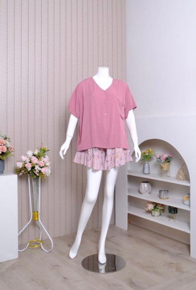 Zoraya Fenina Set Jumbo Setelan Wanita Piyama Celana Pendek OneSet Tangan Pendek Pajamas Terbaru Hotpants Kekinian Baju Kancing Zoraya Fenina Set Jumbo Setelan Wanita Piyama Celana Pendek OneSet Tangan Pendek Pajamas Terbaru Hotpants Kekinian Baju Kancing